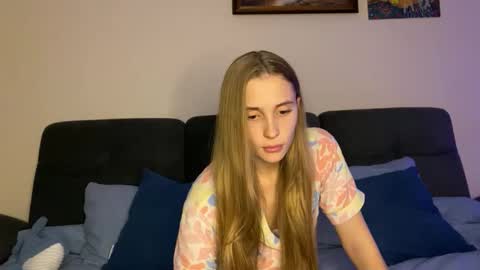 Snapshot of litle_girl05 chatting on 12/03/25, 08:07 LUNA online show from 12/03/25, 08:07