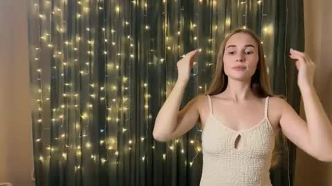 Snapshot of litle_girl05 chatting on 12/14/25, 06:23 LUNA online show from 12/14/25, 06:23