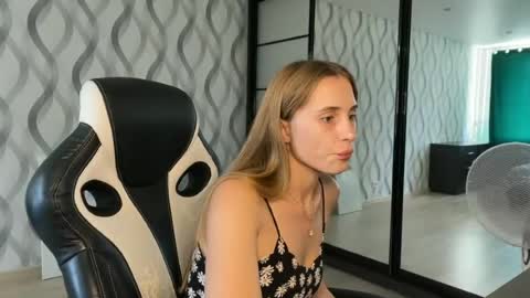Snapshot of litle_girl05 chatting on 06/30/26, 08:48 LUNA online show from 06/30/26, 08:48