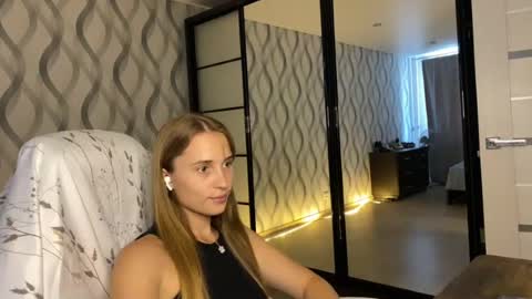 Snapshot of litle_girl05 chatting on 07/17/26, 04:01 LUNA online show from 07/17/26, 04:01