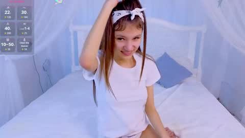 Snapshot of little__lunaa chatting on 05/04/26, 10:55 online show from 05/04/26, 10:55