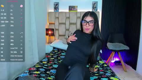 Sophie ---- connected from 1400 to 2100 Colombia time online show from 11/16/25, 09:31