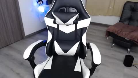 Snapshot of little_amy__ chatting on 10/25/25, 12:18 Amelie online show from 10/25/25, 12:18