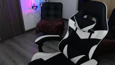 Snapshot of little_amy__ chatting on 10/30/25, 04:25 Amelie online show from 10/30/25, 04:25