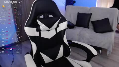 Snapshot of little_amy__ chatting on 12/04/25, 10:18 Amelie online show from 12/04/25, 10:18