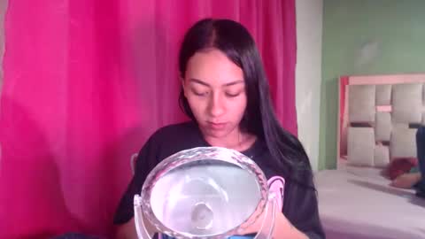 Snapshot of little_aphrodite2 chatting on 12/21/25, 02:30 Aliciaparaisss online show from 12/21/25, 02:30