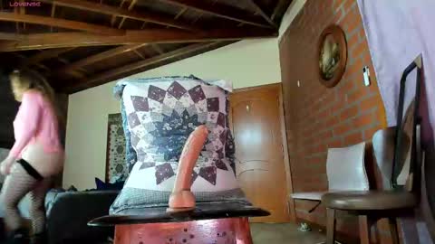 Snapshot of little_izzi chatting on 02/19/25, 08:41 Izzi online show from 02/19/25, 08:41