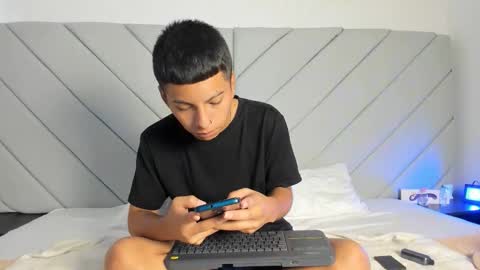 little_kris1 online show from 10/25/25, 12:34