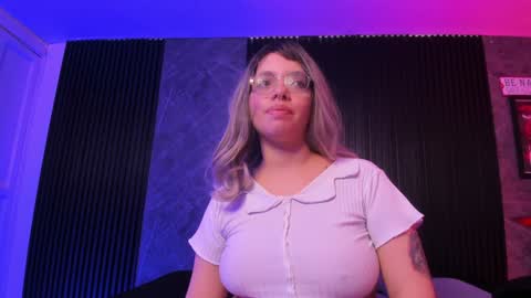 Snapshot of little_maeve chatting on 12/27/24, 03:53 Maeve  online show from 12/27/24, 03:53