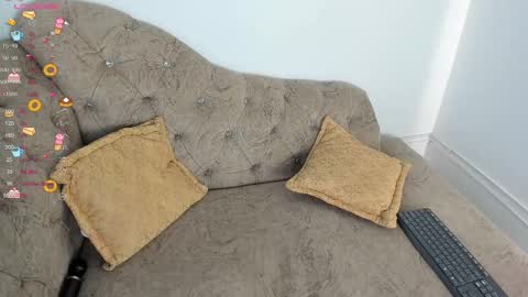 Snapshot of little_melanie chatting on 02/26/25, 08:11 little_melanie online show from 02/26/25, 08:11