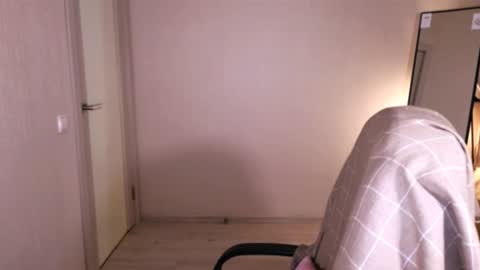 Snapshot of little_pretty_woman chatting on 09/17/25, 04:30 little_pretty_woman online show from 09/17/25, 04:30