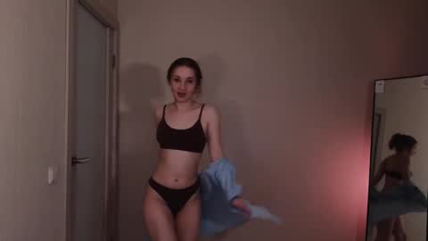 Snapshot of little_pretty_woman chatting on 10/23/25, 06:50 little_pretty_woman online show from 10/23/25, 06:50