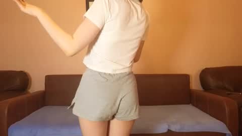 Snapshot of little_qeenoflove chatting on 12/19/25, 05:47 Alice online show from 12/19/25, 05:47