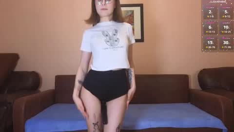 Snapshot of little_qeenoflove chatting on 12/19/25, 10:06 Alice online show from 12/19/25, 10:06