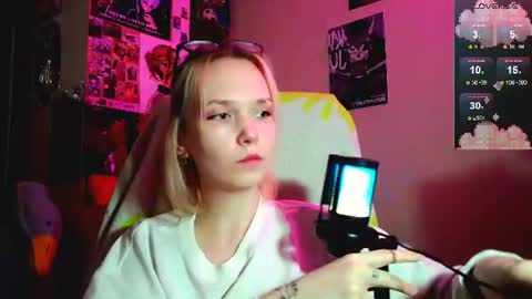 Snapshot of little_sugar_queen chatting on 07/15/26, 09:09 Akin online show from 07/15/26, 09:09