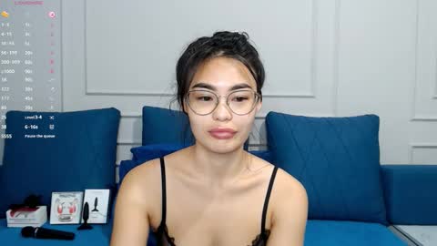 Snapshot of little_v1rgin_angel chatting on 11/10/25, 12:37 Kwan online show from 11/10/25, 12:37