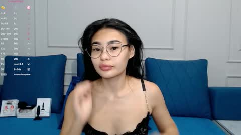 Snapshot of little_v1rgin_angel chatting on 11/12/25, 04:07 Kwan online show from 11/12/25, 04:07