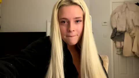 Snapshot of littleblonde010 chatting on 11/14/25, 08:29 Littleblonde010 online show from 11/14/25, 08:29