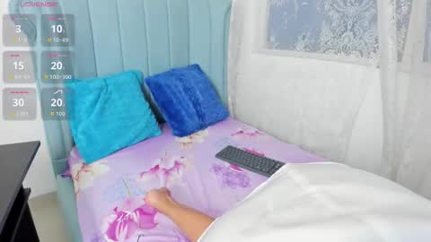 Snapshot of littleblonde_ chatting on 11/27/25, 01:18 online show from 11/27/25, 01:18