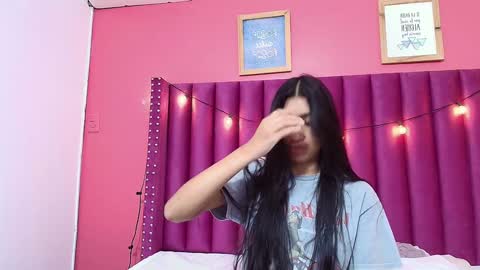 Snapshot of littlee_emilyy_ chatting on 01/22/25, 09:02 Emily online show from 01/22/25, 09:02