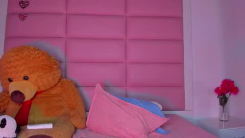 littlee_emma_ online show from 01/11/25, 09:04