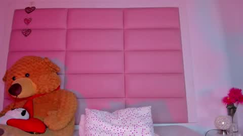 littlee_emma_ online show from 02/02/25, 06:26