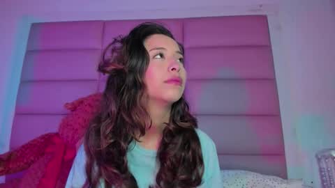 Snapshot of littlee_emma_ chatting on 12/22/25, 03:25 littlee_emma_ online show from 12/22/25, 03:25