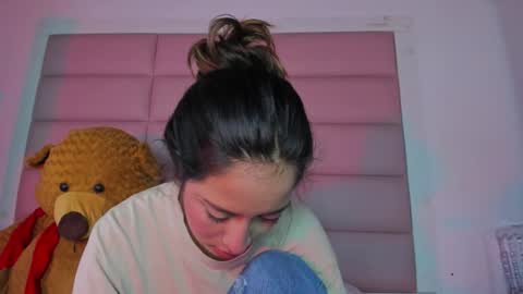 Snapshot of littlee_emma_ chatting on 12/23/25, 05:49 littlee_emma_ online show from 12/23/25, 05:49