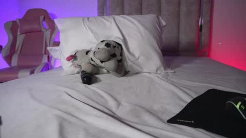 Snapshot of littlee_emma_ chatting on 04/11/26, 02:05 littlee_emma_ online show from 04/11/26, 02:05
