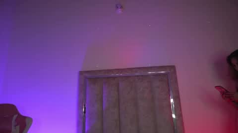 Snapshot of littlee_emma_ chatting on 04/19/26, 12:00 littlee_emma_ online show from 04/19/26, 12:00