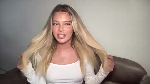 Snapshot of littlemaryjane19 chatting on 12/19/24, 08:13 Marciabrady online show from 12/19/24, 08:13