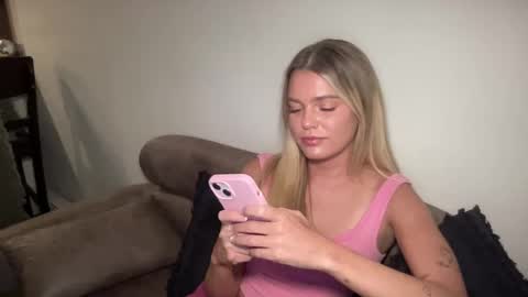 Snapshot of littlemaryjane19 chatting on 01/04/25, 11:48 Marciabrady online show from 01/04/25, 11:48