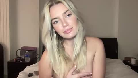 Snapshot of littlemaryjane19 chatting on 11/11/25, 02:33 Marciabrady online show from 11/11/25, 02:33