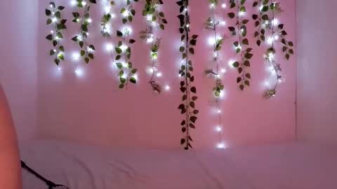 Moon online show from 10/20/25, 02:23