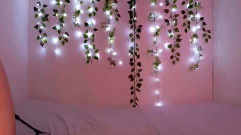 Moon online show from 10/20/25, 02:23