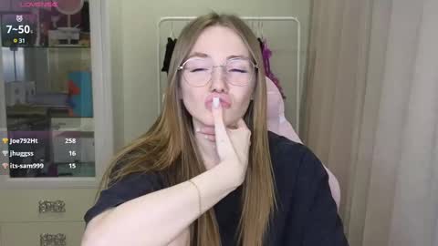 Snapshot of littlevildevil chatting on 03/10/25, 02:05 Eliana online show from 03/10/25, 02:05