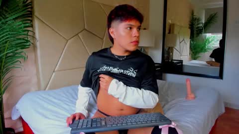 Snapshot of littlezanee chatting on 12/04/25, 03:43 ZANE online show from 12/04/25, 03:43