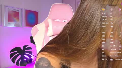 Snapshot of liujunne chatting on 12/23/25, 01:25 Junne liu online show from 12/23/25, 01:25