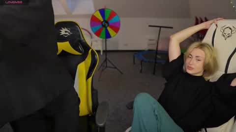 Snapshot of livehub054 chatting on 12/04/25, 11:19 Sheryl online show from 12/04/25, 11:19