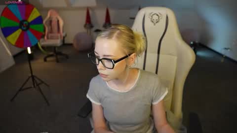 Snapshot of livehub054 chatting on 12/05/25, 11:19 Sheryl online show from 12/05/25, 11:19