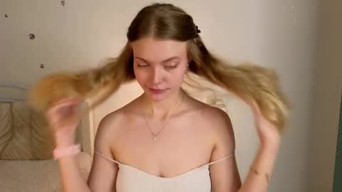 livia_hot online show from 04/25/26, 12:30