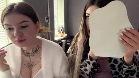 Snapshot of livmassey chatting on 03/27/26, 07:36 Lara and Lora online show from 03/27/26, 07:36