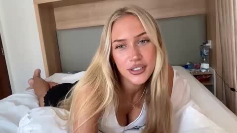 Snapshot of livslifee chatting on 11/28/25, 03:20 olivia online show from 11/28/25, 03:20