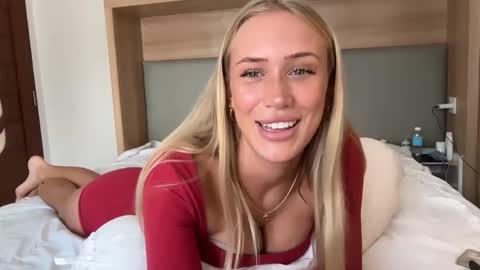 Snapshot of livslifee chatting on 12/04/25, 03:16 olivia online show from 12/04/25, 03:16