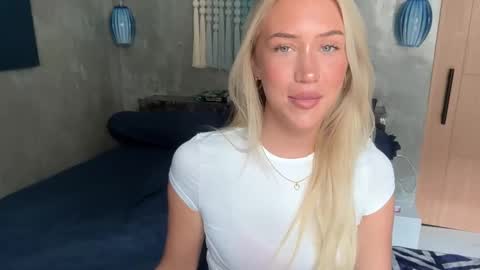 Snapshot of livslifee chatting on 02/26/26, 03:27 olivia online show from 02/26/26, 03:27