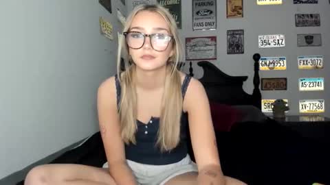 Snapshot of livvywinters chatting on 11/13/25, 03:49 Livvy online show from 11/13/25, 03:49