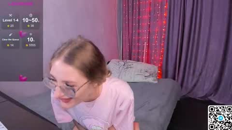 Snapshot of livyybosom chatting on 09/28/25, 07:52 My name is Livy Nice to meet you Thumbs up please its important online show from 09/28/25, 07:52