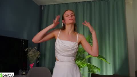 Snapshot of lizbethcoll chatting on 12/16/24, 04:27 Sunnheart online show from 12/16/24, 04:27