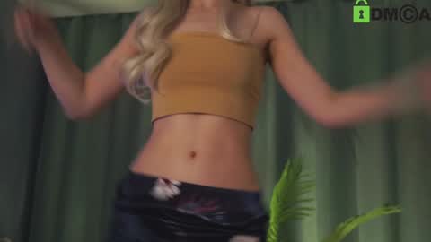 Snapshot of lizbethcoll chatting on 12/28/24, 05:25 Sunnheart online show from 12/28/24, 05:25