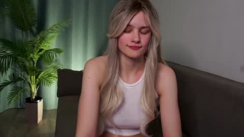 Snapshot of lizbethcoll chatting on 01/23/25, 10:44 Sunnheart online show from 01/23/25, 10:44